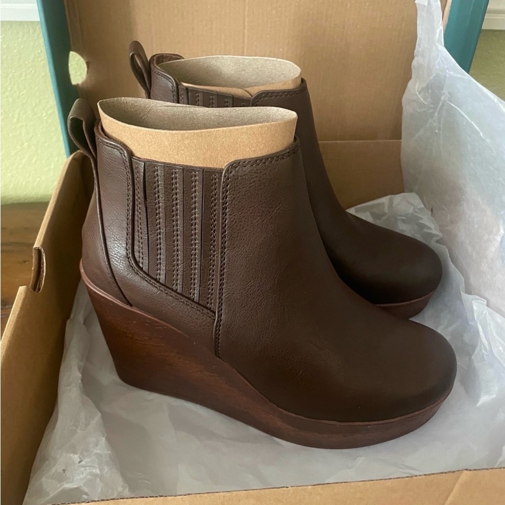 Athalia - Brown Wedge Ankle Boots